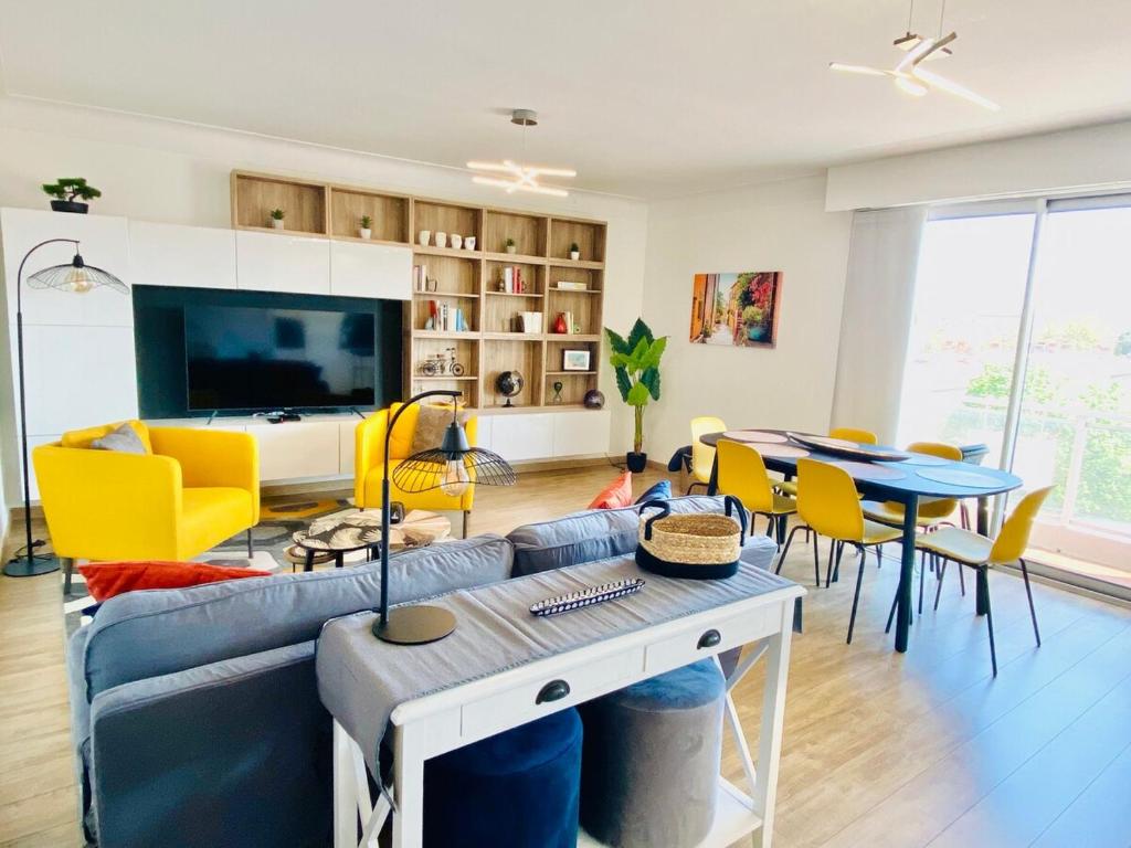 TV a/nebo společenská místnost v ubytování Appartement YELLOW proche de la gare de Perpignan
