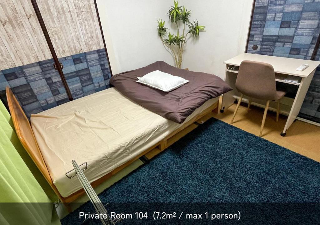 ein kleines Bett in einem Zimmer mit einem Schreibtisch und einem Stuhl in der Unterkunft SLOW HOUSEyugawara - Vacation STAY 40946v in Miyakami