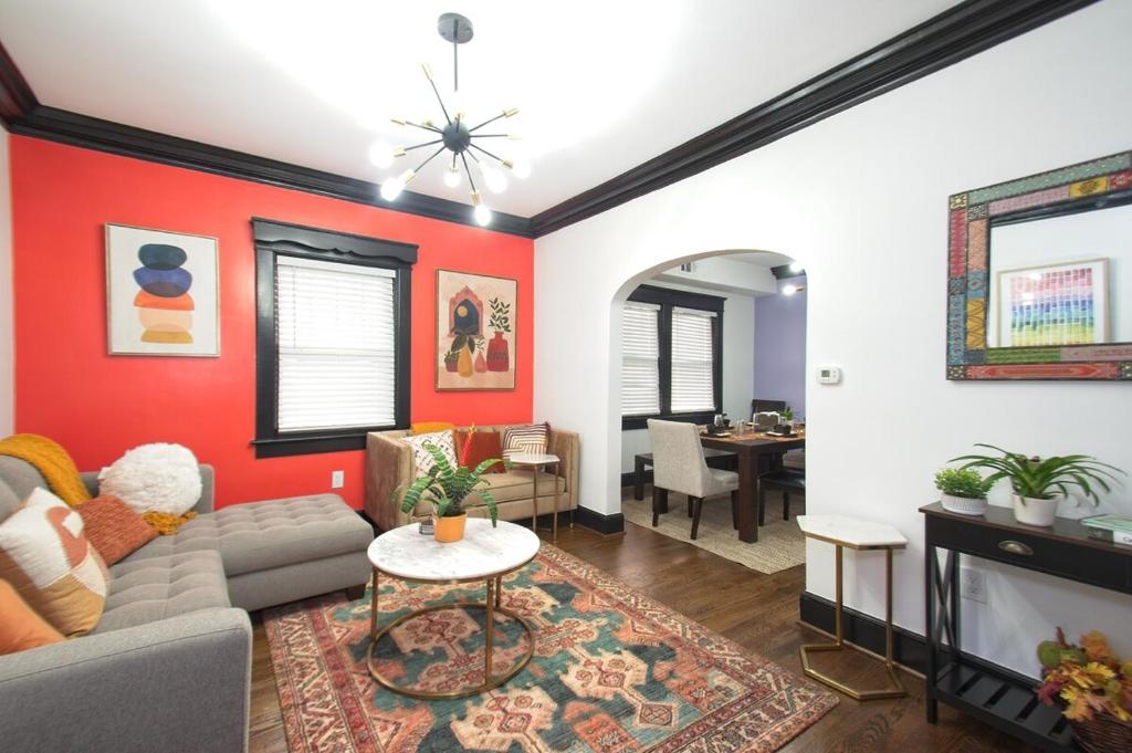 un salon avec un canapé et une table dans l'établissement The Navel Nalle - Downtown Bungalow, Patio, Parking, à Charlottesville