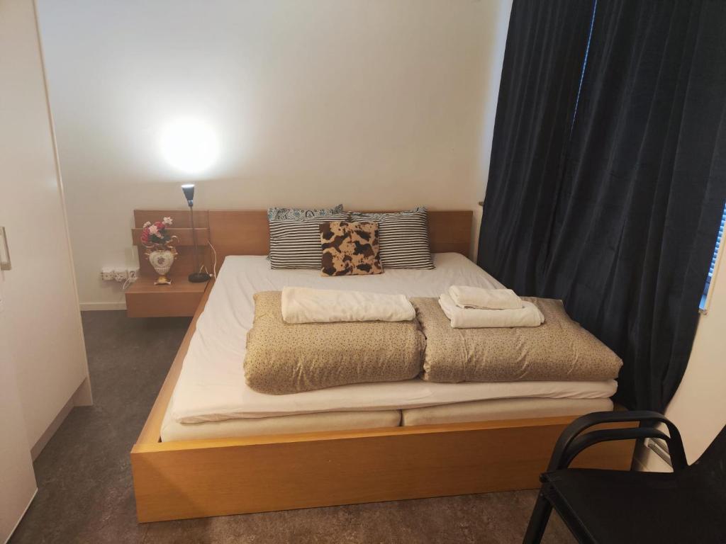 Postel nebo postele na pokoji v ubytování Orebro Hideaway