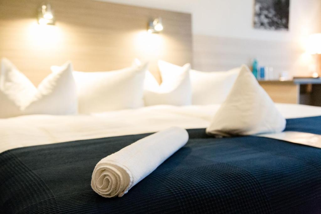 Postel nebo postele na pokoji v ubytování Friesen Hotel