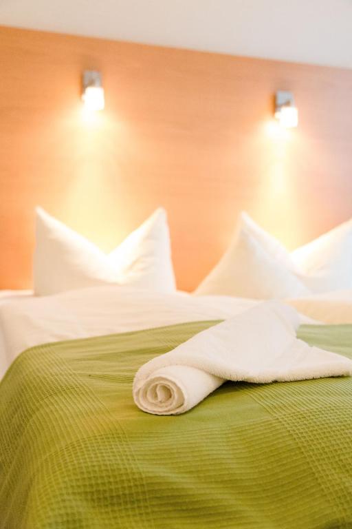 Postel nebo postele na pokoji v ubytování Friesen Hotel