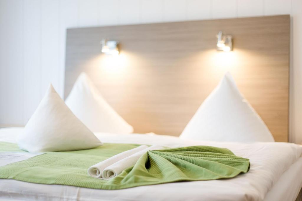 Postel nebo postele na pokoji v ubytování Friesen Hotel