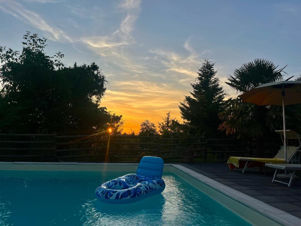 Bazén v ubytování Monte Paradiso Agriturismo nebo v jeho okolí