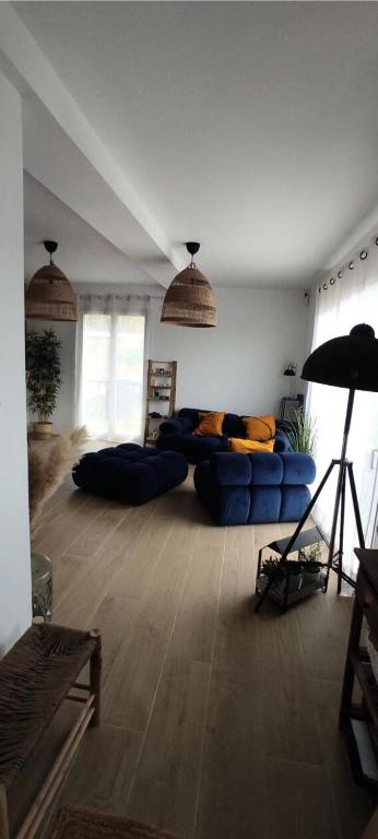 un salon avec un canapé bleu dans une pièce dans l'établissement Résidence 1139-la Seyne Sur Mer - Magnifique maison moderne avec piscine dans un quartier typiquement provençale MAE-1431, à La Seyne-sur-Mer