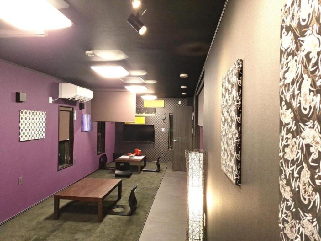 名古屋市にあるKorin - Vacation STAY 60460vの紫色の壁とベンチとテーブルのある部屋