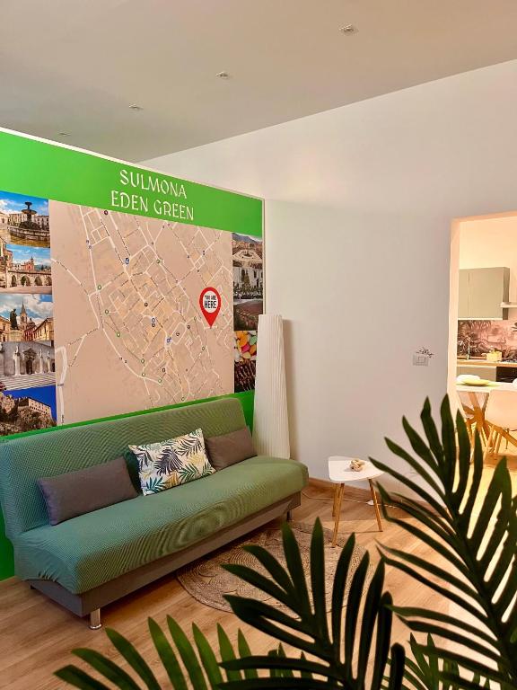una sala de estar con un sofá verde y un mapa en Appartamento Eden Green, en Sulmona