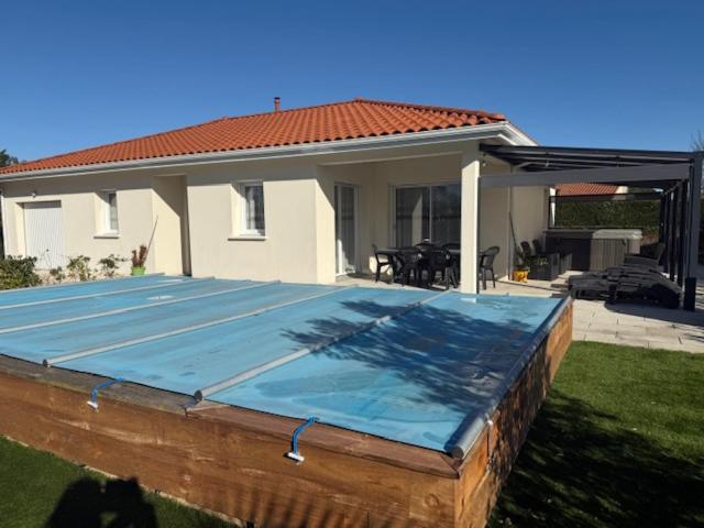 dom z basenem na podwórku w obiekcie Belle Maison MALOU climatisée calme, piscine, jacuzzi 3km plage Labenne Capbreton w mieście Labenne