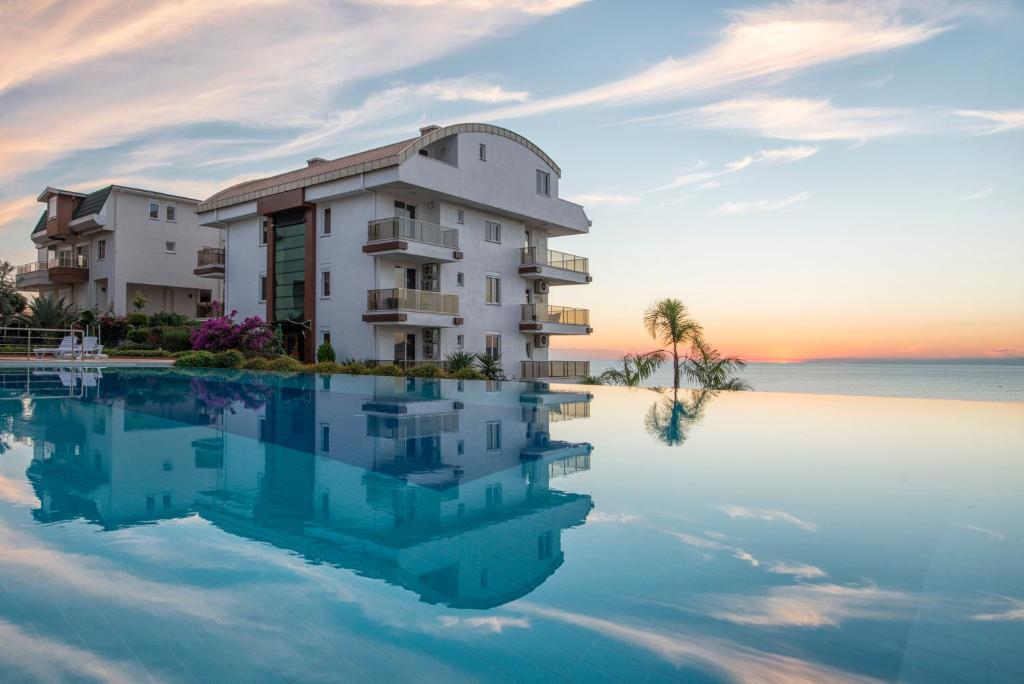 un edificio en el agua frente al océano en Sunset Beach Vip 2 Residences, en Alanya