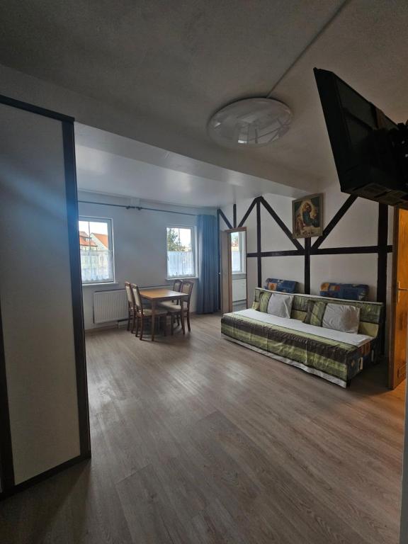 Postel nebo postele na pokoji v ubytování Ferienwohnung #1 in der Altstadt von Stadtroda