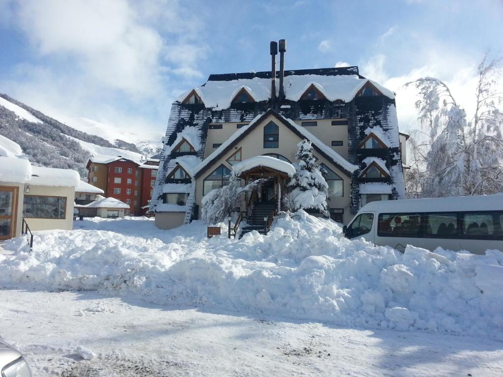 una pila de nieve frente a un edificio en Village Catedral Hotel & Spa en San Carlos de Bariloche