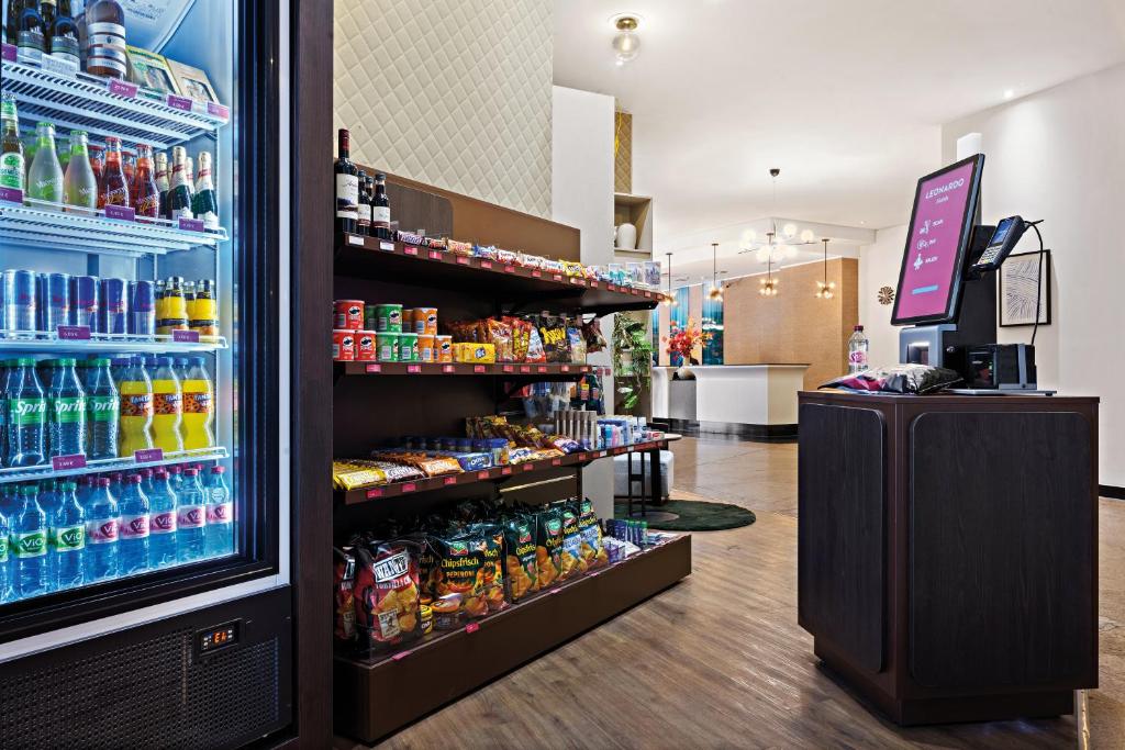 Supermarket nebo jiné obchody v  hotelu nebo okolí