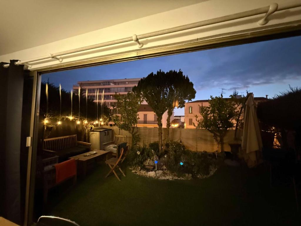 - une vue sur le jardin depuis la fenêtre la nuit dans l'établissement 13 Rue Edith Cavell, à Cannes