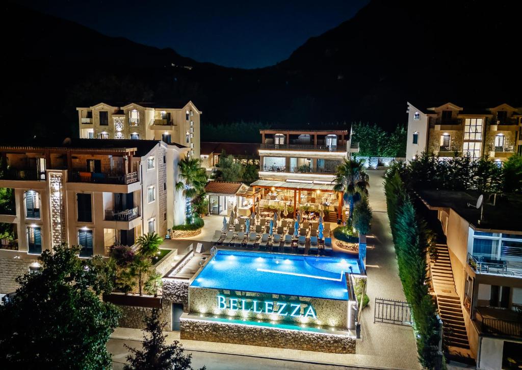 Bazén v ubytování Bellezza Resort & SPA nebo v jeho okolí