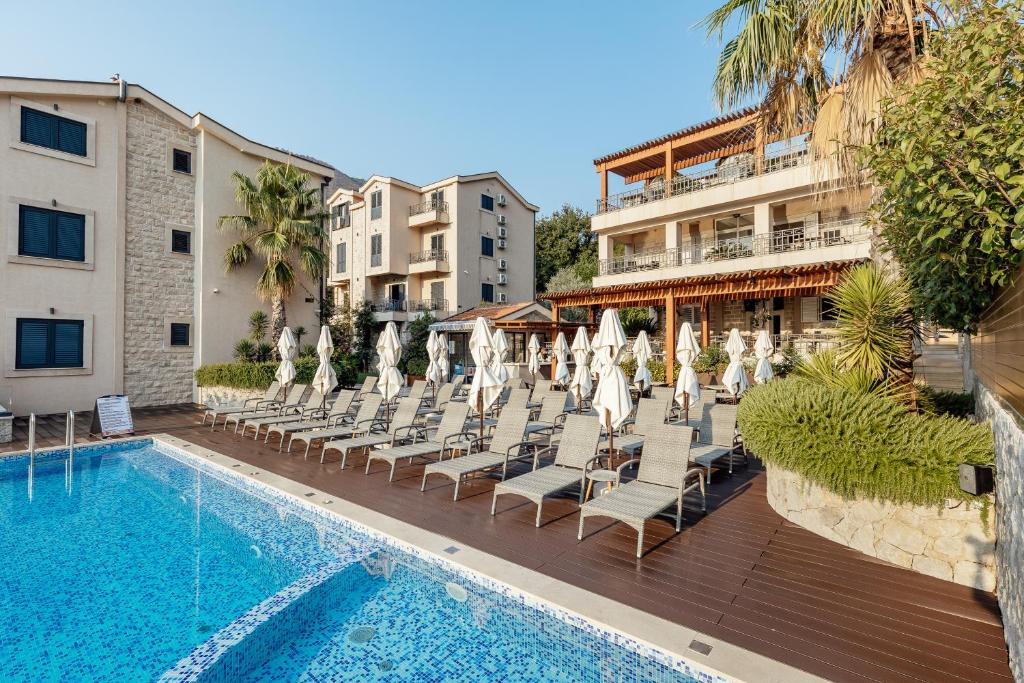 Bazén v ubytování Bellezza Resort & SPA nebo v jeho okolí