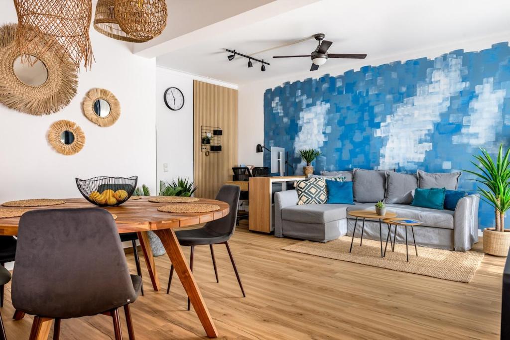 ein Wohnzimmer mit einem Tisch und einem Sofa in der Unterkunft Charming Meets Modern Comfort - T2 Apartment in Ferragudo