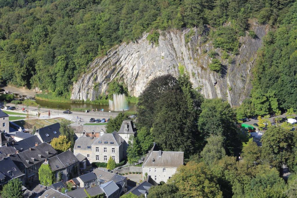 een dorp in de bergen met een stenen muur bij Chateau Cardinal in Durbuy