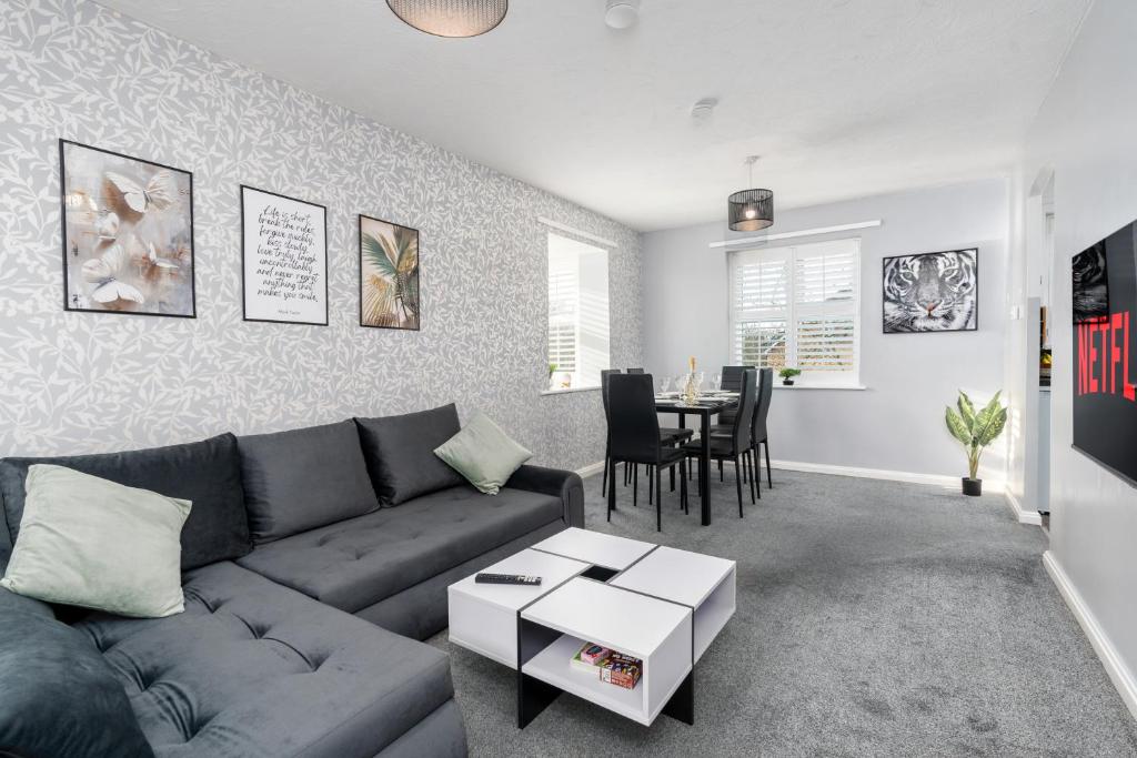 Χώρος καθιστικού στο Cozy 2 Bed Apartment - Unlimited Wi-Fi - Free Parking - Sleeps 6 - By Old Trafford