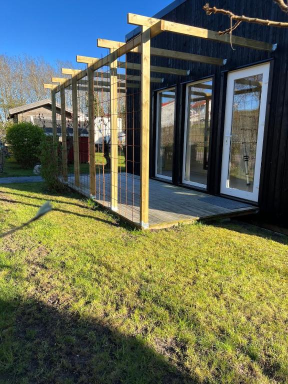 Zahrada ubytování ATTEFALLSHUS on HÖNÖ, 4 beds