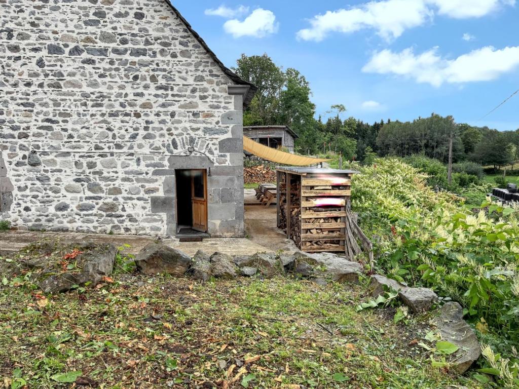 Ogród w obiekcie Maison de campagne spacieuse à Chastreix avec cheminée
