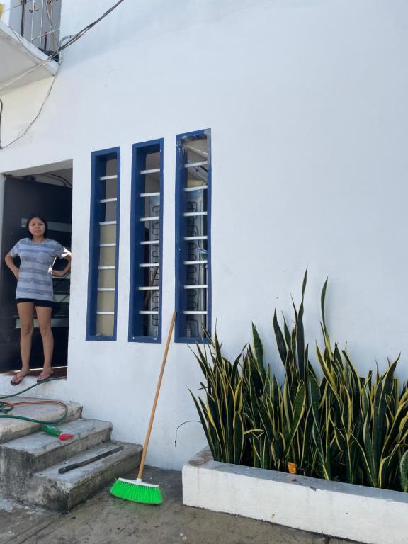 une femme debout à l'entrée d'une maison dans l'établissement La Casa De La Abuela, à Zihuatanejo