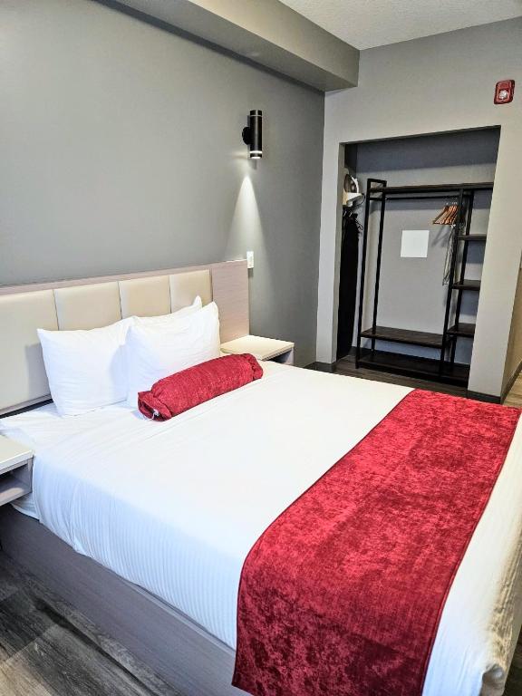 Postel nebo postele na pokoji v ubytování Ramada by Wyndham West Edmonton Hotel & Suites