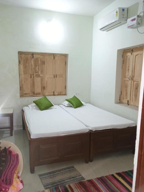 Postel nebo postele na pokoji v ubytování Budha ashram guest house
