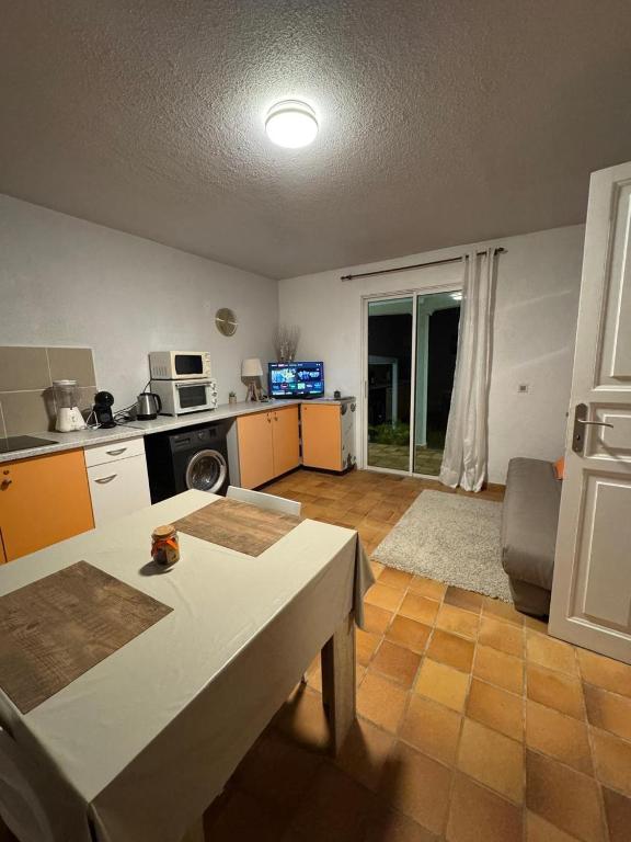 Kuchyň nebo kuchyňský kout v ubytování villa fleurie