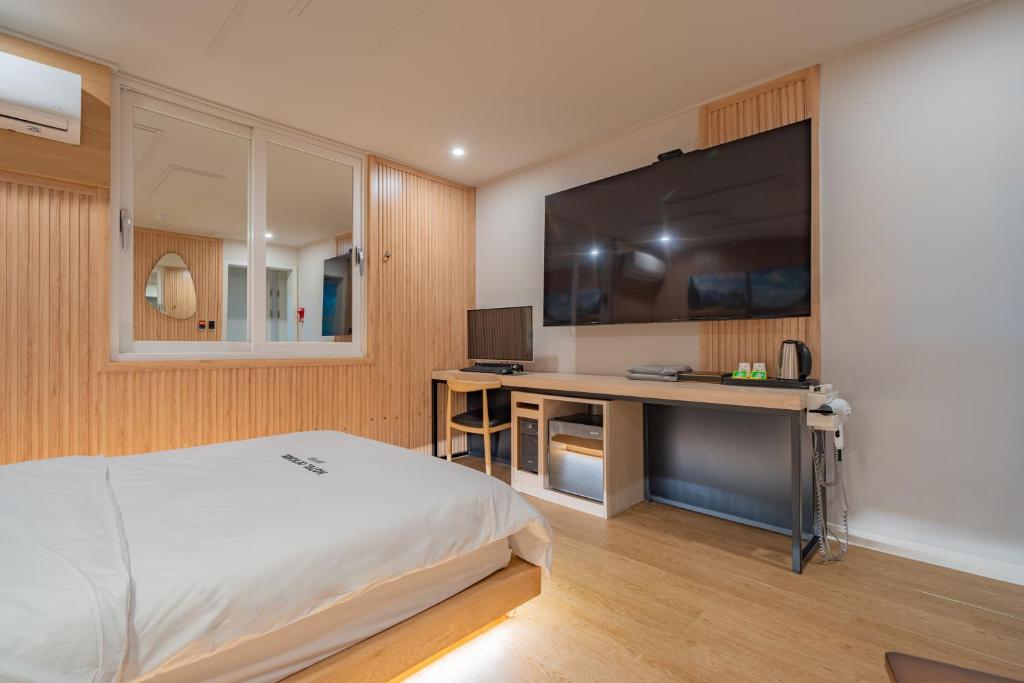 TV a/nebo společenská místnost v ubytování Hotel Yoegieottae Gwangju Station