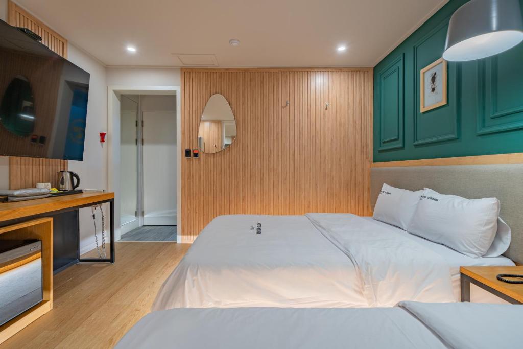 Postel nebo postele na pokoji v ubytování Hotel Yoegieottae Gwangju Station