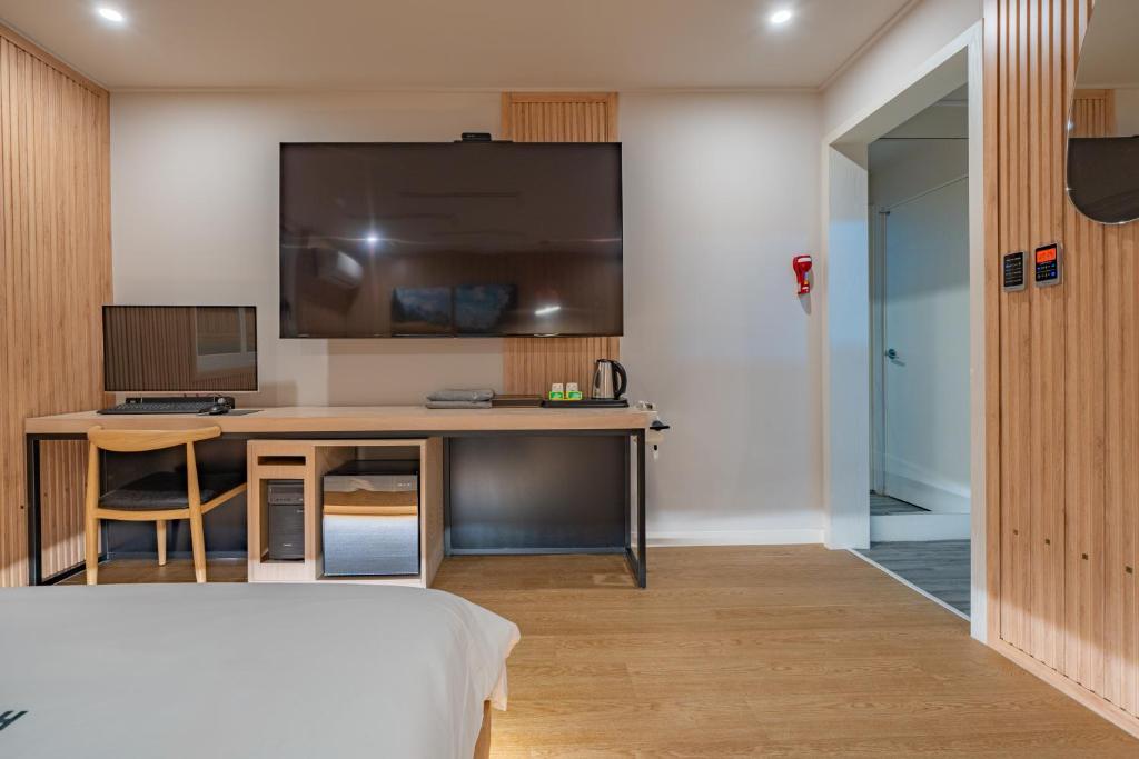 TV a/nebo společenská místnost v ubytování Hotel Yoegieottae Gwangju Station