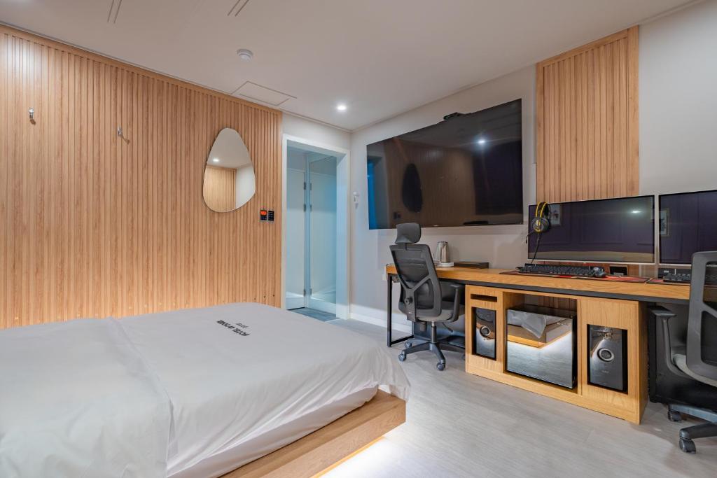 Postel nebo postele na pokoji v ubytování Hotel Yoegieottae Gwangju Station