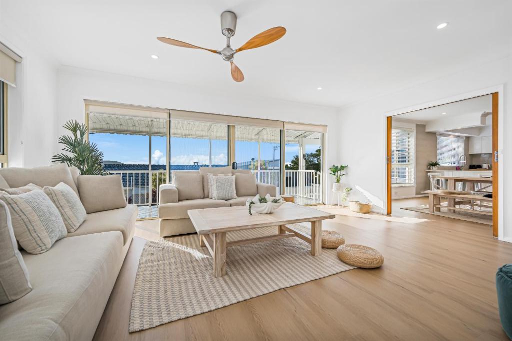 ein Wohnzimmer mit Sofa und Tisch in der Unterkunft Blanc 1 in Crescent Head