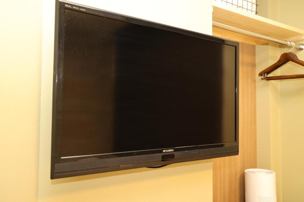 TV a/nebo společenská místnost v ubytování ホテル山賊
