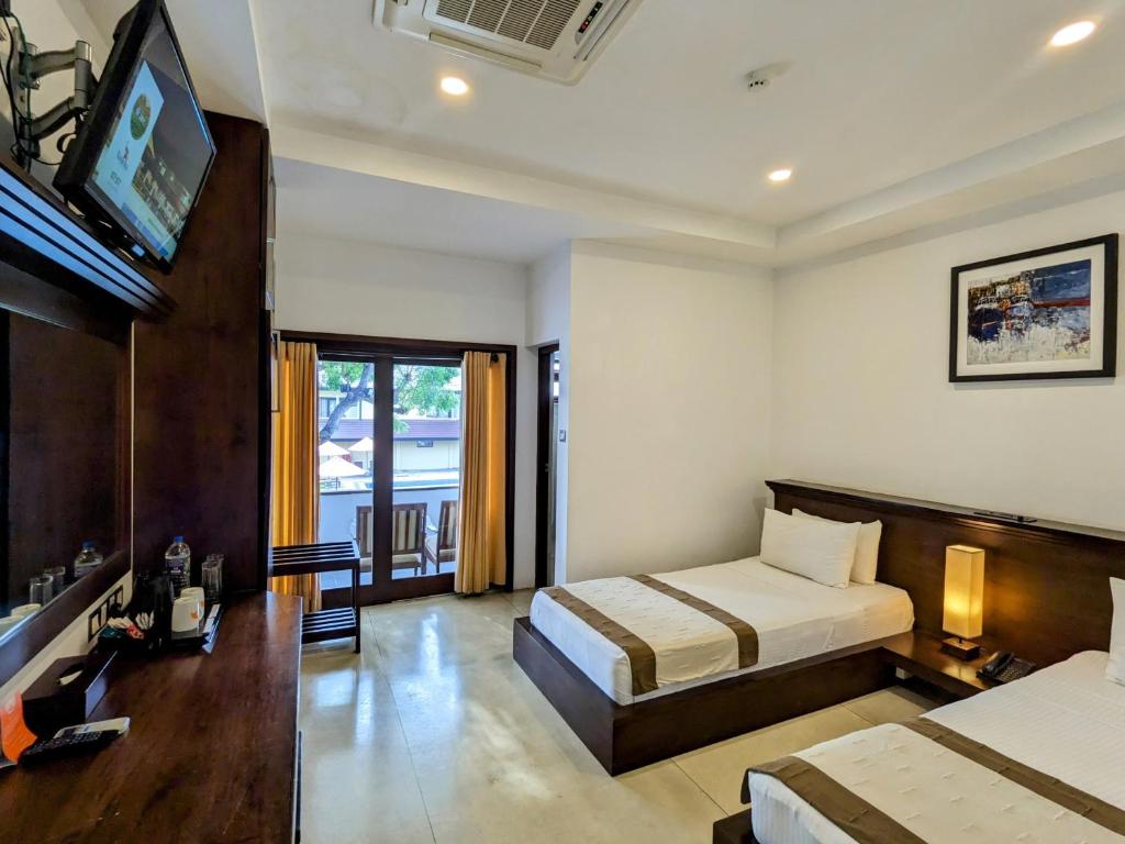 Postel nebo postele na pokoji v ubytování Rajarata Hotel Anuradhapura