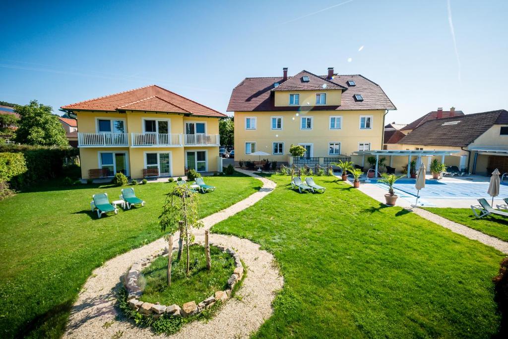 Bazén v ubytování Dorf Hotel Grüner Baum nebo v jeho okolí