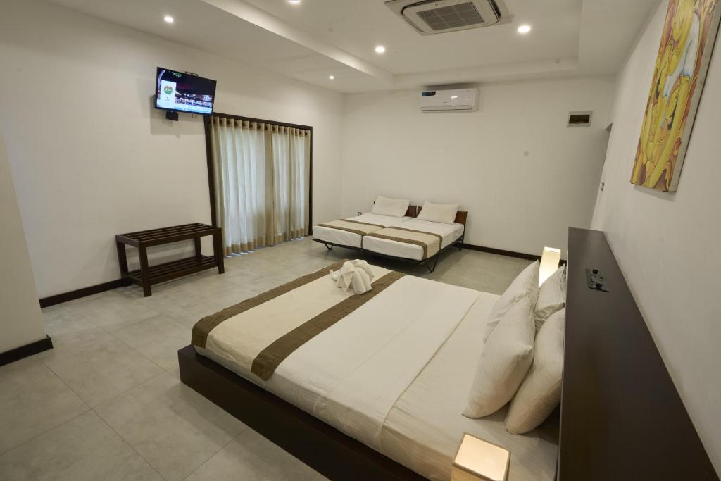Postel nebo postele na pokoji v ubytování Rajarata Hotel Anuradhapura