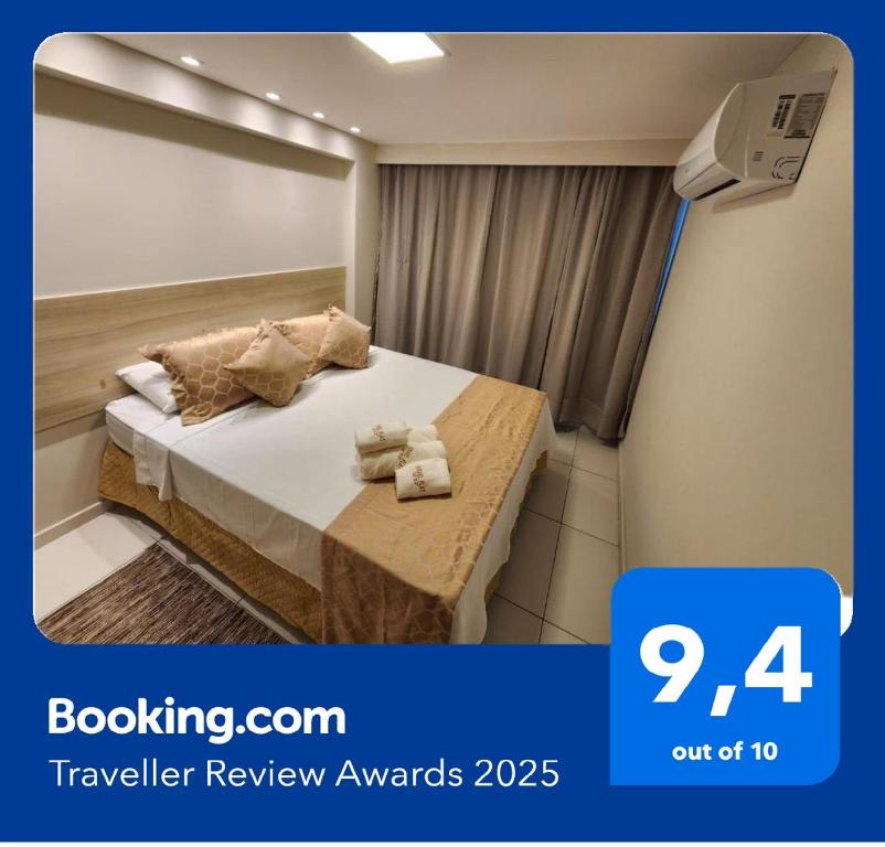 una stanza d'albergo con un letto con asciugamani sopra di Tambaú Israel Flat 217 - Beira mar a João Pessoa