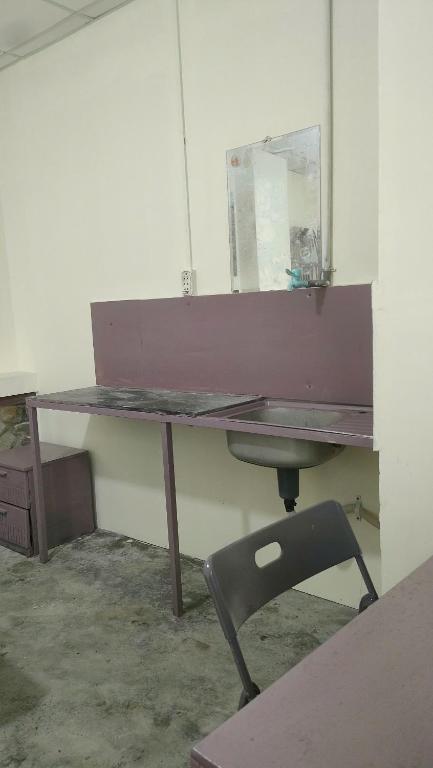 a desk with a chair in an empty room at Happy Farm Homestay in Ấp Long Ðại