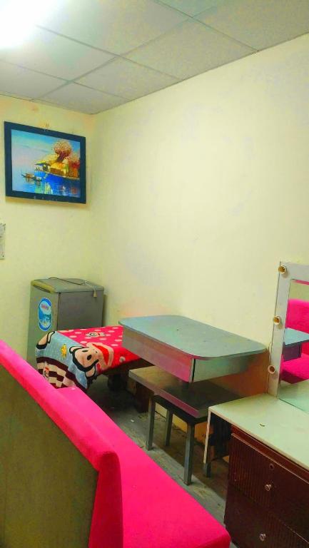 a room with two tables and a table and chairs at Happy Farm Homestay in Ấp Long Ðại