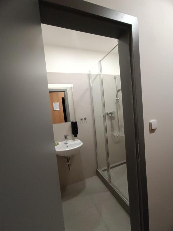 Koupelna v ubytování Hotel a ubytovna Zimní stadion Slaný