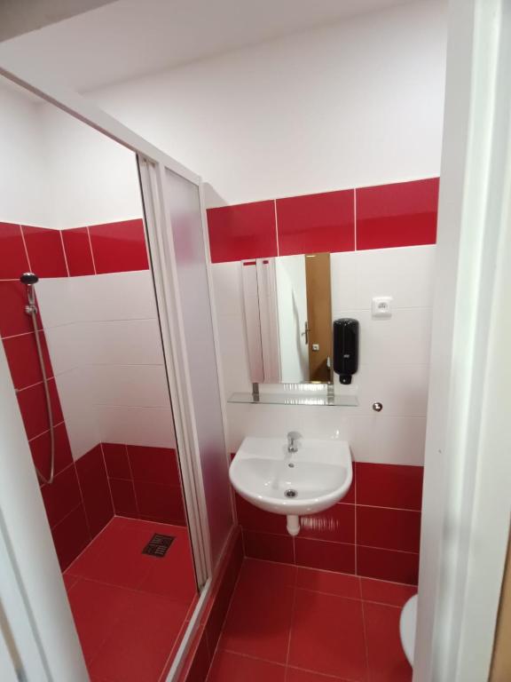 Koupelna v ubytování Hotel a ubytovna Zimní stadion Slaný