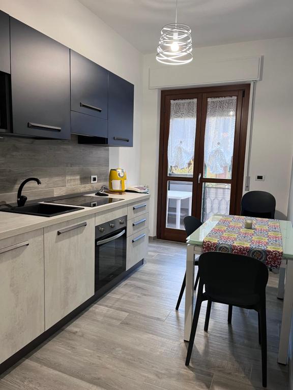 une cuisine avec une table et une salle à manger dans l'établissement Gassa d Amante Borghetto Santo Spirito, à Borghetto Santo Spirito