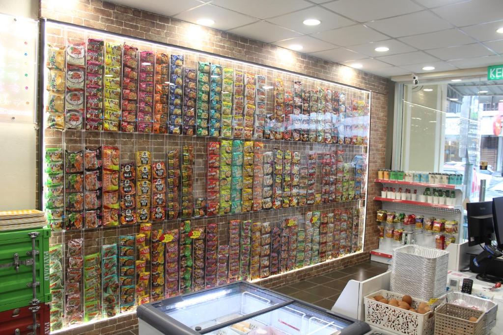 Supermarket nebo jiné obchody v  hotelu nebo okolí