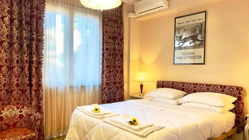 a bedroom with a bed with flowers on it at Bellaria Casa Indipendente-Giardino Privato-Free Parking-Wifi-Strategic Location 5 Terre-Portofino in Rapallo