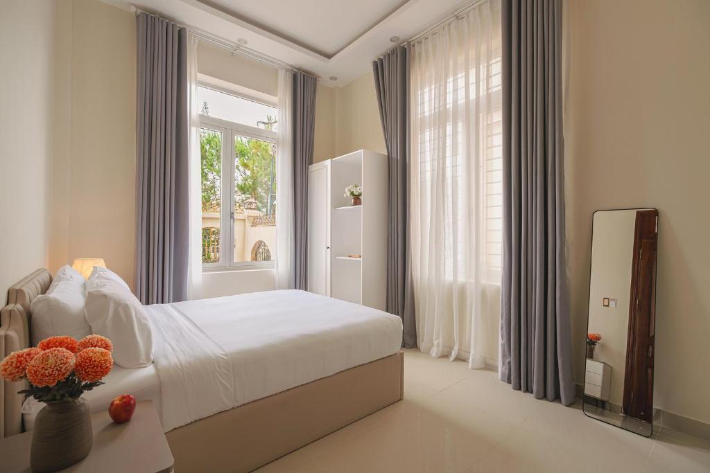 Postel nebo postele na pokoji v ubytování The One Da Lat Hotel