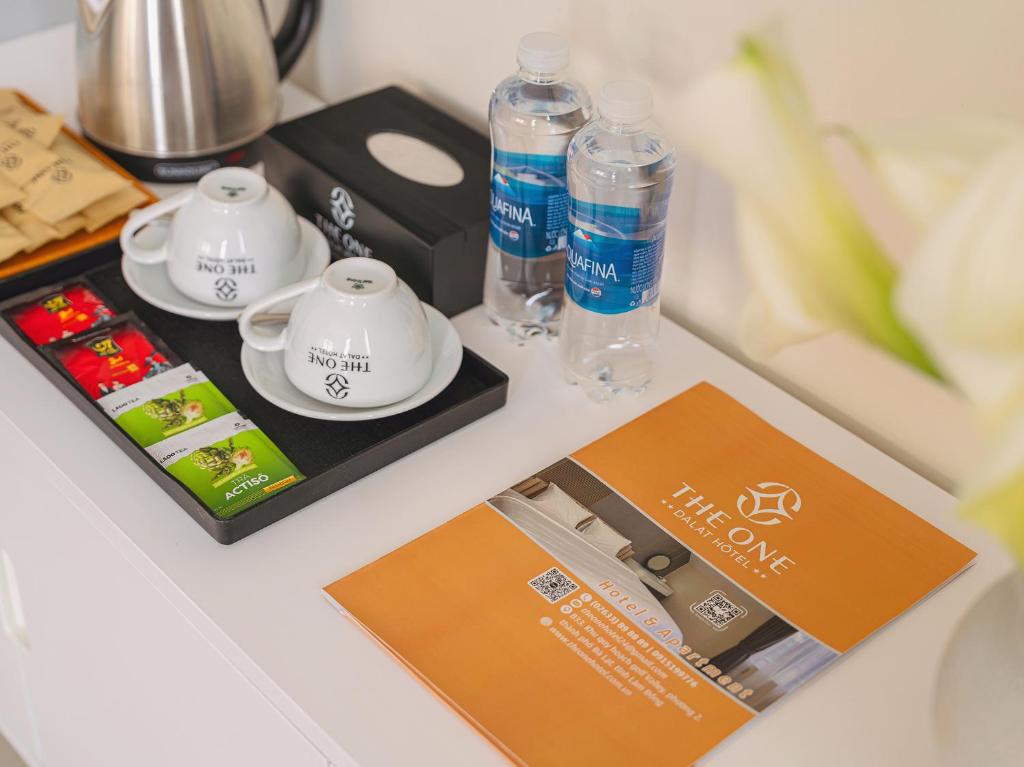 Příslušenství pro přípravu čaje a kávy v ubytování The One Da Lat Hotel