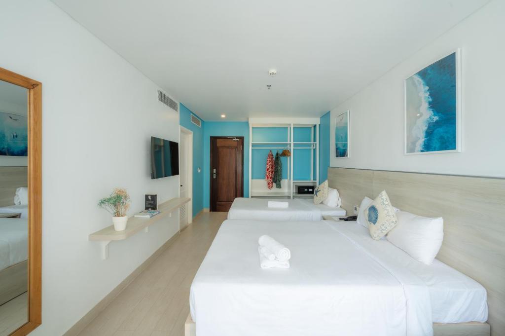 Triple Room with One Queen Bed, One Single Bed and City View