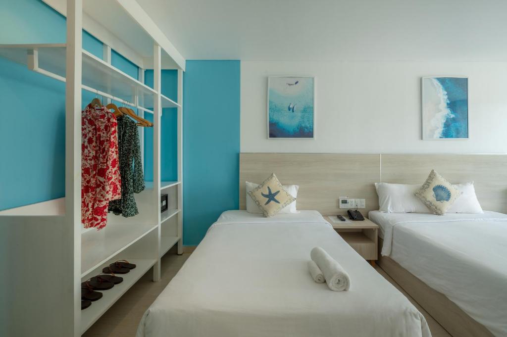 Triple Room with One Queen Bed, One Single Bed and City View