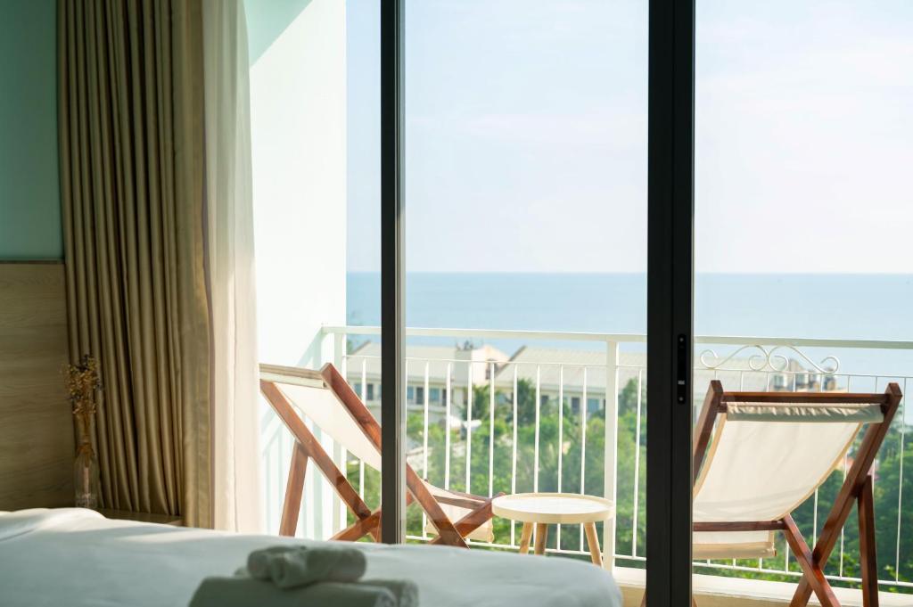 Deluxe Twin Room with Two Single Beds and Sea View